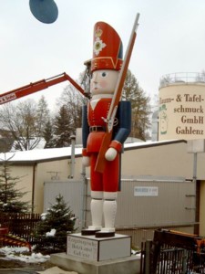 Weltgrößter Nussknacker - 2004 Gahlenz - Aufbau