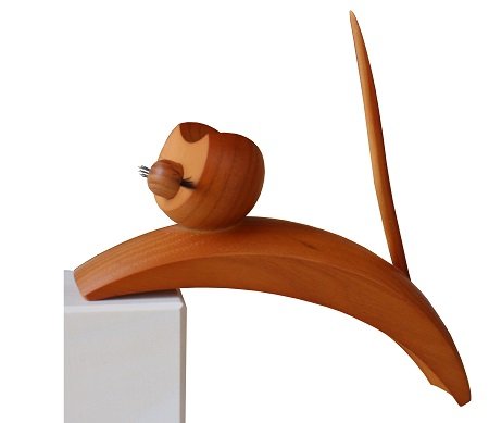Katze ocker, kletternd - Erzgebirgische Holzkunst Gahlenz