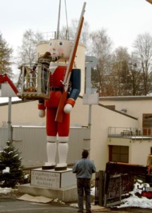 Weltgrößter Nussknacker - 2004 Gahlenz - Aufbau